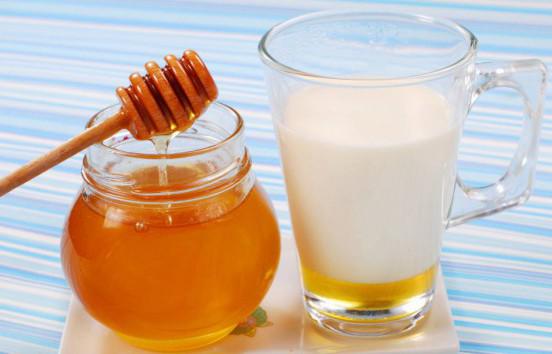 Мед и молоко от кашля