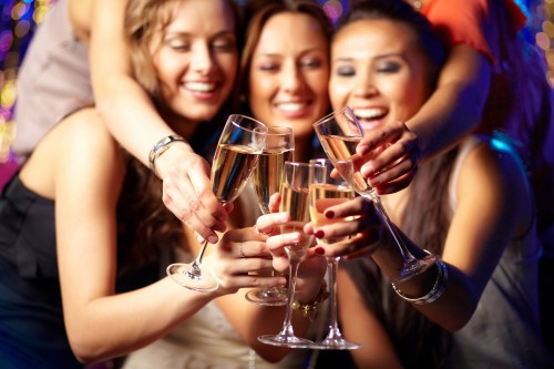 Научившись правильно пить алкоголь, вы сполна насладитесь вечеринкой и обезопасите себя от неприятных последствий