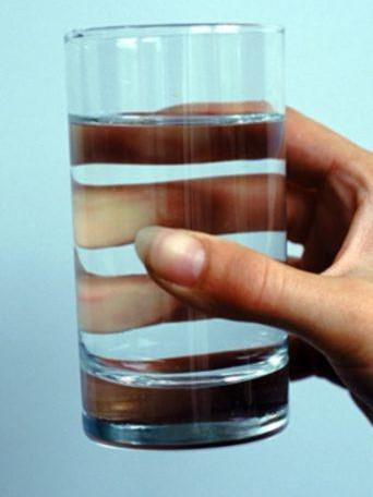 стакан воды с йодом