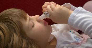 закапывание носа каплями тизин ребёнком
