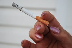 сигарета в руке