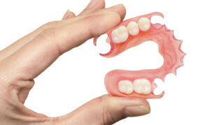 Съемные зубные протезы бывают полные и частичные