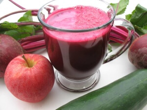 Свекольный сок вместе с яблочным полезен длявосстановления работы желудка