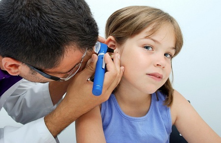 Причиной боли у ребенка может быть застрявший в слуховом проходе предмет
