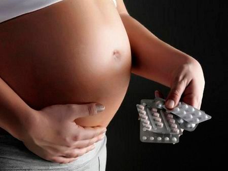 На изображении лекарства при бронхите у беременных
