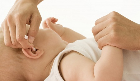 Чистить уши новорожденному следует очень осторожно