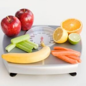фрукты и овощи на весах
