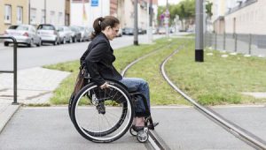 женщина в инвалидной коляске