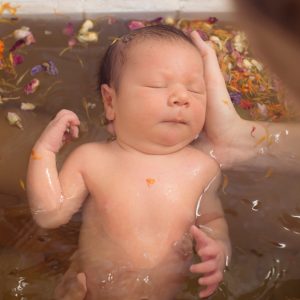 kupanie-novorozhdennogo-v-travah1 (1)
