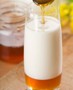 В начале заболевания лучше всего пить молоко с медомВ начале заболевания лучше всего пить молоко с медом
