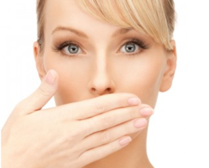 Одним из симптомов проявления пробок является неприятный запах изо рта