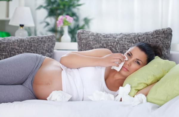 чем можно лечить насморк во время беременности