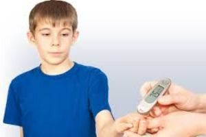 мальчику измеряют уровень сахара в крови