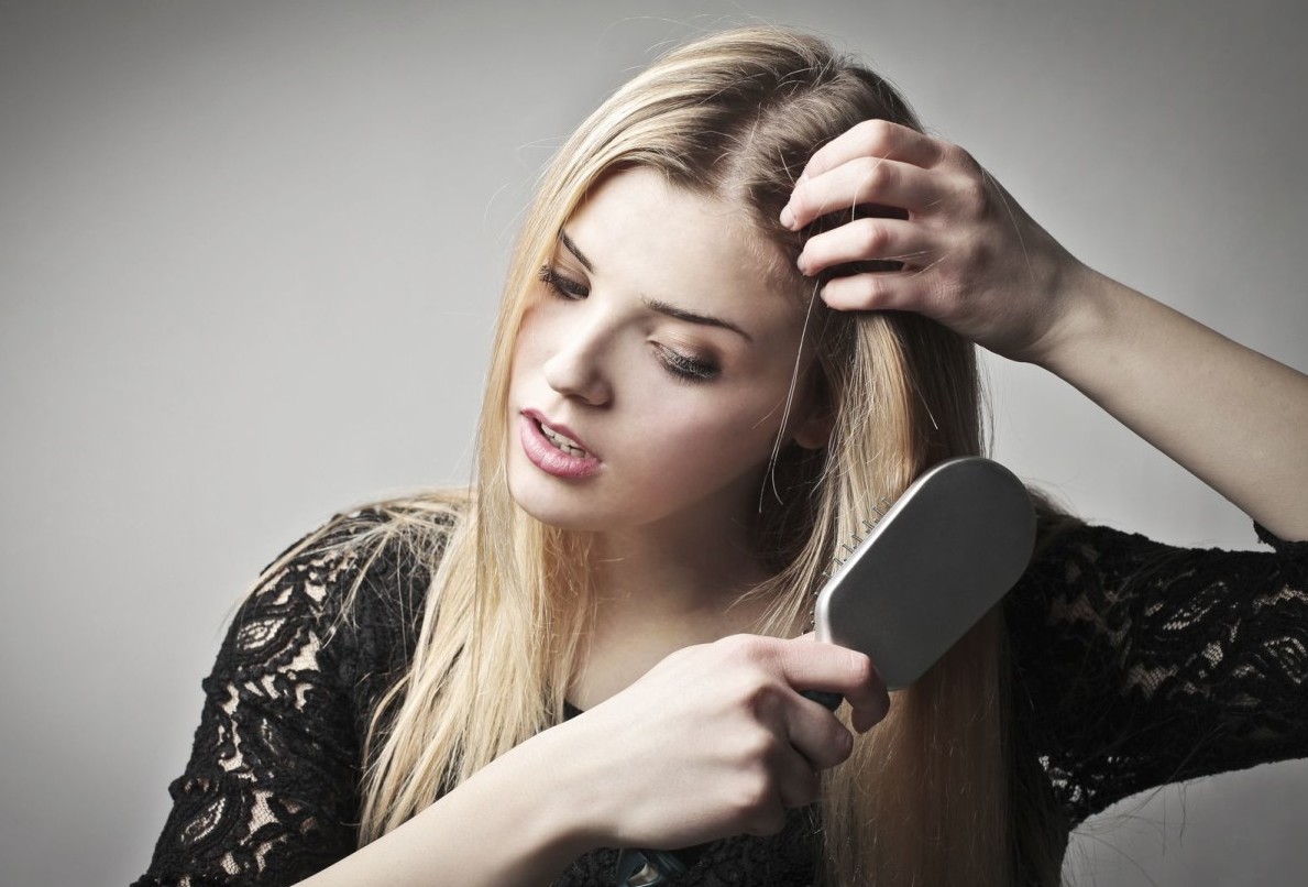 Причины выпадения волос с луковицей и методы лечения